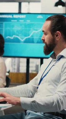 Dikey Video Genel Müdürü, görev optimizasyonu için yapay zeka ağı kullanır, veri paylaşımı ve makine öğrenimi ile verimliliği artırır. İş hedefleri için yapay zeka. Kamera.