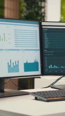 Çok uluslu bir şirketteki dikey Video Boş ofis alanı tahminler ve genel yönetim için hazırlanmış veri içgörüsüne sahip bilgisayarları gösteriyor. Başarı için iş hedeflerine ulaşmak.