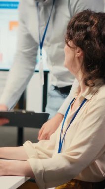 Dikey Video Çeşitliliği şirket personeli ofiste rapor yazma üzerinde birlikte çalışarak yeni bir geliştirme stratejisi oluşturmaya çalışıyor. Verimliliği ve ilerlemeyi arttırmak için görüşler gözden geçiriliyor