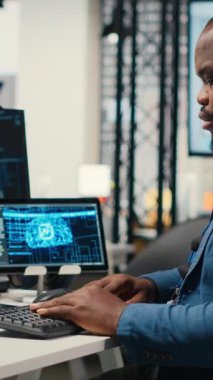 Bilgisayarda yapay zeka araçlarıyla KPI raporlarını inceleyen Dikey Video Profesyonel Danışmanı, makine öğrenimi için yapay zeka ağlarıyla çalışıyor. Yenilik ve optimizasyon vurgulanıyor