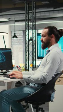 Vertical Video Bilişim uzmanı veri paylaşımı ve dijitalleştirme için yapay zeka ağlarını kullanır ve çok uluslu bir şirkette otomasyon araçları ile çalışır. İş başarısı için yapay zeka modelleri