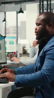 Dikey Afrika kökenli Amerikalı danışman hissedarlar için strateji raporları hazırlamak için bilgisayar sonuçlarıyla birlikte plan ve analize girişti. Yenilik, hedefler, hizalama ve büyüme üzerinde çalışmak