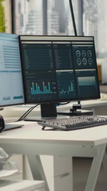 Dikey Video Boş İş Ofisi kaynak ve çift monitörler, tahmin etmek ve rapor yazmak için dijital araçlarla donatılmıştır. Verimlilik ve performans için iş stratejisi geliştirme.