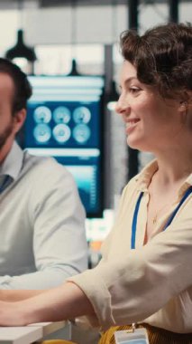 Dikey Video İş ortakları, modern bir çalışma ortamında finansal tahminler ve veri içgörüleri, neşeli takım çalışması hakkında bir tartışmaya giriyorlar. Erkek ve kadın hedefe ulaşmayı garantiliyor. Kamera B.