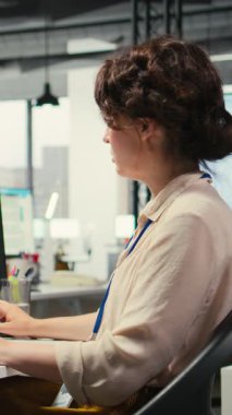 Verimlilik tanıma için bir ortak çalışma alanında veri paylaşım ve optimizasyon modelleri sinerjisi kullanılarak yapay zeka entegrasyonunun başarısından memnun olan dikey video kadın çalışanı. İlerleme refahı