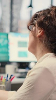 Vertical Video Worried finans danışmanı, hisse senedi fiyatlarındaki düşüşün yol açtığı finansal krizle başa çıkabilmek için öncül eğilimlere ve para kaybına bakıyor. Baskı ve iflaslar altında hüsrana uğramış bir yönetici.