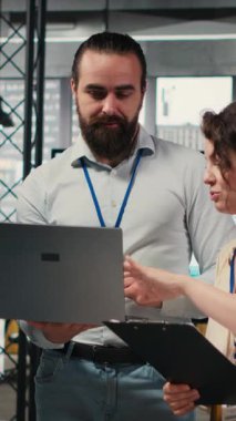 Vertical Video Diverse grup çalışanları performans ölçümlerini çalıştırmak için tablet üzerindeki grafiklerden elde edilen verileri kullanarak proje planlaması ve analizi üzerinde işbirliği yapmaktadır. Ekip çalışması ve iş birliği.