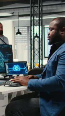 Dikey Video Siyah adam IT uzmanı, veri tahmini için sinirsel ağ sistemlerini yönetir, çok uluslu şirket verimliliği ve yeniliğini artırmak için yapay zeka otomasyon araçlarını dijitalleştirerek birleştirir.