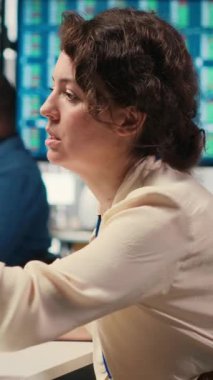 Vertical Video Hüsrana uğrayan iş kadını, fiyat düşüşünün sürekli düşmesi nedeniyle endişe ve stres altında. Finansal kriz para kaybı, iflas.