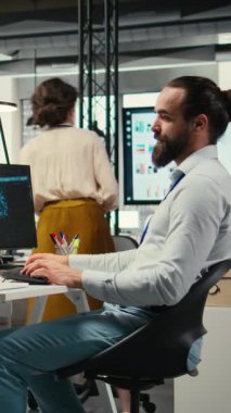 Dikey Video Genel Müdürü, görev optimizasyonu için yapay zeka ağı kullanır, veri paylaşımı ve makine öğrenimi ile verimliliği artırır. İş hedefleri için yapay zeka. Kamera.