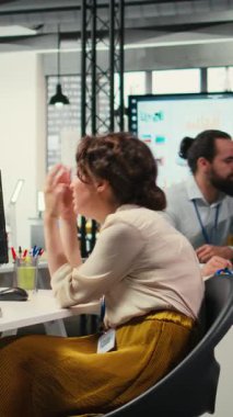 Vertical Video Worried finans danışmanı, hisse senedi fiyatlarındaki düşüşün yol açtığı finansal krizle başa çıkabilmek için öncül eğilimlere ve para kaybına bakıyor. Baskı ve iflaslar altında hüsrana uğramış bir yönetici.