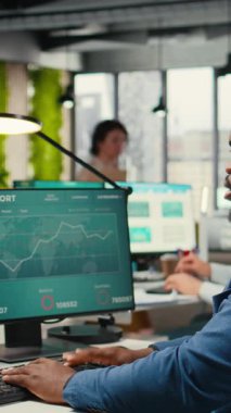 Dikey Video Kadın Meslektaşı genel müdür için belge klasörleri getiriyor ve takım liderine arşivlenmiş dosya yığınında yardımcı oluyor. Verimli örgütsel iş akışını sağlama sekreteri. Kamera A.