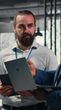 Veri içgörüleri ve finansal tahminlere sahip bir proje üzerinde işbirliği yapan Dikey Video İş ortakları, girişim faaliyetlerini genişletme vizyonunu yansıtıyorlar. Hedefleri sağlama almak için çalışma alanında takım çalışması