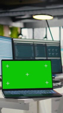 Dikey Video Boş ofis ortamı, iş planlaması, performans analizi ve yenilik anlayışının geliştirilmesi için gerekli modern krom anahtar ve kaynak araçlarını sergiliyor.