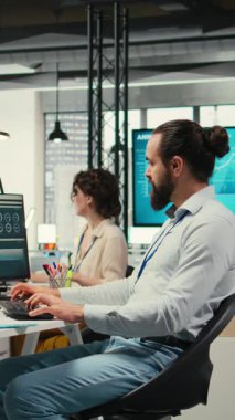 Dikey Video Ofisi çalışanı, KPI ölçümlerini monitörde ve dosyalardaki analizleri inceleyerek, hedeflere ve başarıya ulaşmak için bir vizyon ve iş stratejisi oluşturarak. Profesyonel bir zihniyeti sürdürmek