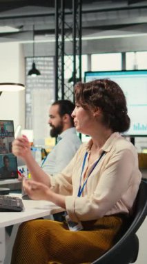 Dikey Video Kadını, raporlar için bir brifing oluşturmak için veri analizi kullanarak, finans stratejisi detaylarını paylaşmak için video çağrısında bulunuyor. Konferans yoluyla etkili bir ortaklık kurmak