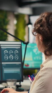 Dikey Video Kadın danışmanı, stratejiyi hedefler ve verimli bir projeye destek ile hizalamak için beyin fırtınası ve veri tahmini, içgörü ve teknolojiyi kullanmaktadır