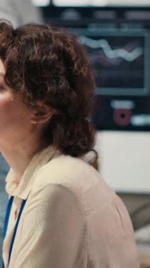 İş yerindeki Dikey Video Kadın Danışmanı karı artırmak ve iş operasyonlarını genişletmek için yeni bir strateji düşünüyor. İş kadını analitik oturum için veri bilgilerini inceliyor. Kamera B.