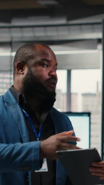 Dikey Video İş Adamları analistleri çalışma alanındaki verimlilik anlayışlarını izleyerek, detaylı performans ölçümleri ve açıklamaları ve iş yönetimi için öngörüleri planlamak için analitiklerden yararlanıyorlar. Kamera B