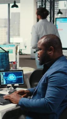 Bilgisayarda yapay zeka araçlarıyla KPI raporlarını inceleyen Dikey Video Profesyonel Danışmanı, makine öğrenimi için yapay zeka ağlarıyla çalışıyor. Yenilik ve optimizasyon vurgulanıyor