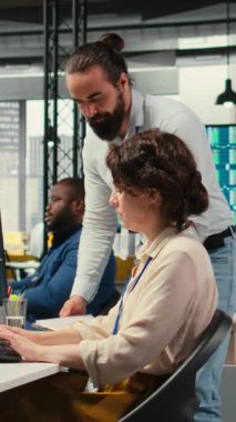 Çevrimiçi grafikleri ve kaynak tahsisini analiz eden Dikey Video Profesyonel Meslektaşlar ekibi, performans raporlarını hazırlarken iş arkadaşları arasındaki ilişki ve sinerjiyi gösteriyor. Ağ