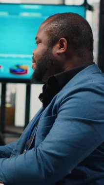 Yatırımcılar grubuyla istatistikleri uzaktan internet sohbeti yoluyla tartışmak üzere ortaklarla çevrimiçi video görüşmesinde dikey video analisti bir araya gelerek içgörü ve kaynak tahsisini tartıştı. Kamera B.