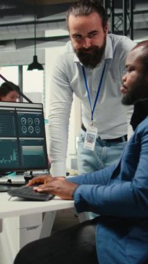 Vertical Video Diverse kurumsal ekibi bilgisayar üzerindeki veri yönetimi, şirket büyümesi için planlama stratejileri ve ölçümlenebilir verimlilik için performans ölçümleri ile hedefleri hizalama üzerine odaklanır