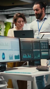 Personelden oluşan dikey video ekibi, çok uluslu bir şirket ortamında başarı sağlamak için yüksek teknoloji ve performans ölçümleri, iş vizyonu ve organizasyonel hedefleri hizalamak ile çalışmaktadır. Kamera.