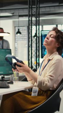 Dikey Video Ofisi yöneticisi görevleri çözmek, iş istasyonundaki performans ölçümlerini izlemek için kulaklık üzerine odaklanmış müzik kullanır. Girişimciliğin üretkenliğini ve başarısını sağlamak için idari görevler