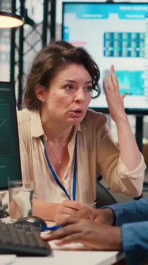 Dikey Video Kadın ekip lideri, iş baskısı ve kaos nedeniyle çileden çıkıyor ve iş imajını kurtarmak için çabalıyor. Memnuniyetsiz patron çalışanları ve iş gerilimi yüzünden hayal kırıklığına uğramış. Kamera.