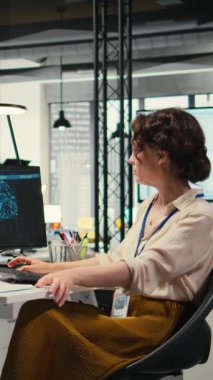 Dikey Video Ofisi yöneticisi AI analitik platformu ile aylık raporları kontrol ediyor, nöral ağ algoritmaları ve verimlilik için otomasyon kullanıyor. IT şirketi temsilcisi. Kamera A