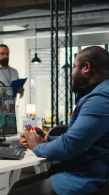 Yatırımcılar grubuyla istatistikleri uzaktan internet sohbeti yoluyla tartışmak üzere ortaklarla çevrimiçi video görüşmesinde dikey video analisti bir araya gelerek içgörü ve kaynak tahsisini tartıştı. Kamera A.