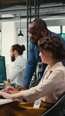 Vertical Video Diverse ofis arkadaşları raporlar oluşturmak, iş stratejisi ve analizleri uygulamak ve yenilikçiliği yönlendirmek ve şirket performansını artırmak için aylık veri grafiklerini gözden geçiriyorlar. İş birliği