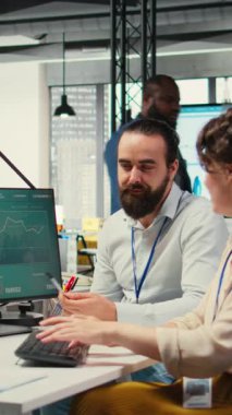 Dikey Video Şirketi yöneticisi ve asistanı, girişim hedefleri ve performans ölçümleri arasında bir sinerji sağlayarak yeni bir genişleme vizyonu üzerinde işbirliği yapmaktadır. Bir proje için ortak kavrayışlar