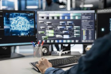 Makine öğrenme yükleri için yapay zeka teknolojisini kullanarak veri merkezindeki programcıyı kapat. Sunucu tarım tesisi uzmanı yapay zekayı kullanarak zor bilgisayar görevlerini yerine getiriyor