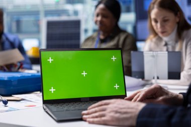 Fabrika mühendisi, kroma anahtar defteri kullanarak araştırma geliştirme otomasyonunda çalışıyor. Endüstriyel santral yöneticileri ve yatırımcılar üretim verilerini yeşil ekran dizüstü bilgisayar kullanarak analiz ediyorlar