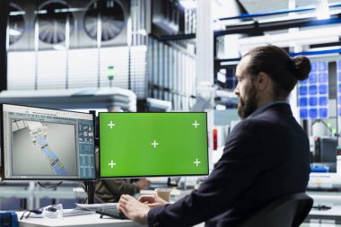 Solar işlemler çalışanı yoğun bir fabrikada yeşil ekranın yanında sistem kontrolü yapar, üretim verimliliğini ve yenilenebilir enerji endüstrisi ile en iyi uygulamaları sağlar..