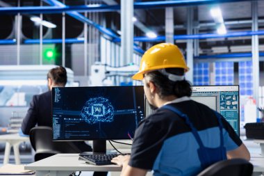 Fotovoltaik fabrikada bileşen arızalarını tahmin etmek için yapay zeka tanılama aracı geliştiren bir mühendis. Güneş panelleri, öngörüsel bakımı arttırmak için yapay zeka algoritmaları yerleştiren bitki teknisyenleri.