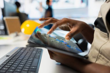 Afrika kökenli Amerikalı bir yönetici güneş paneli üretim tesisinde çalışarak güneş enerjisi makinelerinden veri topluyor. Otomatik yenilenebilir enerji üretim hattında erkek uzman. Kapat..