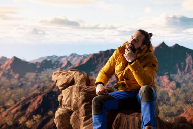 Yüksek rakımlı yabanda tek başına gezen, nefes kesici manzaraya hayran kalan, temiz havanın ve çarpıcı dağ manzarasının tadını çıkaran bir gezgin. Huzurlu atmosfer farkındalığa ilham verir..
