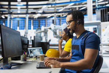 Güneş enerjisi erkek uzmanı. Güneş paneli santralinde uzaktan destek sağlıyor. Müşteri destek merkezinde çalışıyor. Mühendis satış temsilcisi uzak sorun çözme sisteminde yardım teklif ediyor.