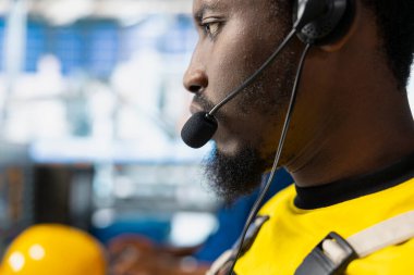 Güneş enerjisi erkek danışmanı yüksek teknoloji fabrikasında uzaktan destek veriyor, müşteri hizmetleri çağrı merkezinde çalışıyor. Operatör satış temsilcisi yardım ve sanayi tesisi verdi.