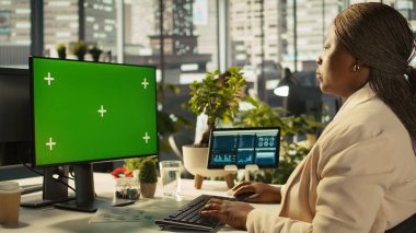 İş toplantısına hazırlanan çalışanların kullandığı yeşil ekran bilgisayarı. Başlangıç organizasyonu için araştırma analizi yapan Afrikalı Amerikalı işçilerin kullandığı model bilgisayarı kapat, kamera B