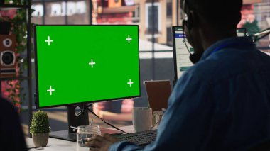 Arama merkezi ajanı yeşil ekran PC kullanarak müşterilere adım adım rehberlik ediyor. Müşteri merkezi çalışanı krom anahtar bilgisayar kullanıyor, müşteriler için teşhis sorunları, kamera A