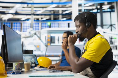 Güneş enerjisi erkek uzmanı. Güneş paneli santralinde uzaktan destek sağlıyor. Müşteri destek merkezinde çalışıyor. Mühendis satış temsilcisi uzak sorun çözme sisteminde yardım teklif ediyor.