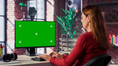 Kendine güveni tam bir kadın fotokopi masasındaki serbest çalışan işleri çözüyor, ev ofisinin internet sayfalarını karıştırıyor. Olgun odaklı insan kendi işini uzaktan yapıyor. Kamera A.