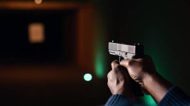 Güvenlik protokollerine göre, adam atış poligonuna tabanca dolduruyor. Düzenli ateşli silahlar takip eden kişi güvenlik kuralları, kamera B, kapat.