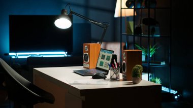 Minimalist ofis tasarımı olan çağdaş bir daire. Ahşap mobilyalar, dekoratif bitkiler ve rahat bir oturma odası. Çalışma ve rahatlama için mükemmel geniş bir alan yaratın..