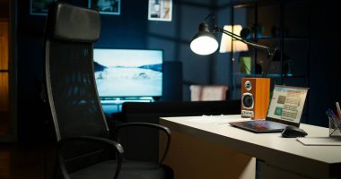 Geniş bir ev ofisi ve ahşap mobilyaları olan şık bir daire, rahat bir TV salonu, dekoratif ev bitkileri ve minimalist bir tasarım modern, rahat bir çalışma alanı ve yaşam alanı oluşturur..