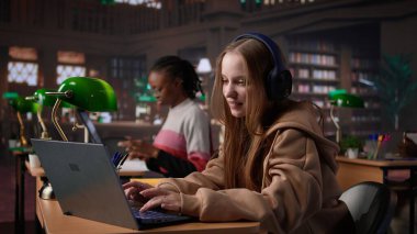 Akademik veritabanını araştırma için kullanan, kulaklık üzerine odaklanmış müzik eşliğinde diplomasını almak için kütüphanede okuyan bir kız. Bekarlığa veda gazetesi için yaratıcı fikirler üreten bir öğrenci. Kamera B.